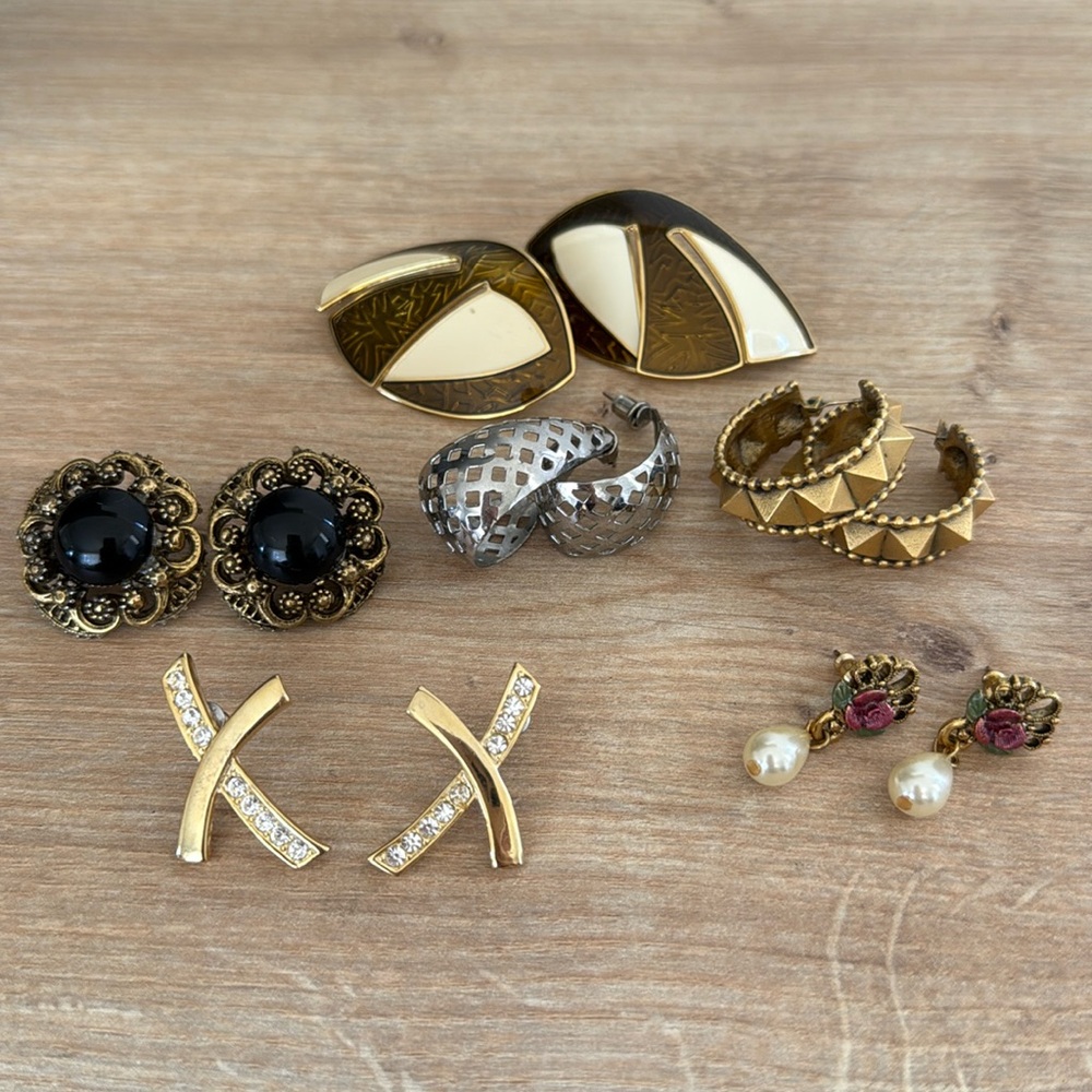 Assorted vintage earrings!